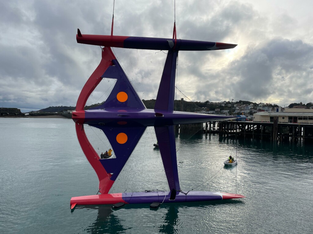 Image for Un sauvetage hors norme d’Erwan Le Roux et d’Audrey Ogereauaprès le chavirage de l’Ocean Fifty Koesio